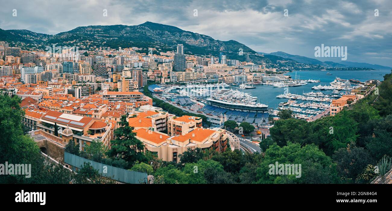 Blick auf Monaco mit Formel-1-Rennstrecke Stockfoto