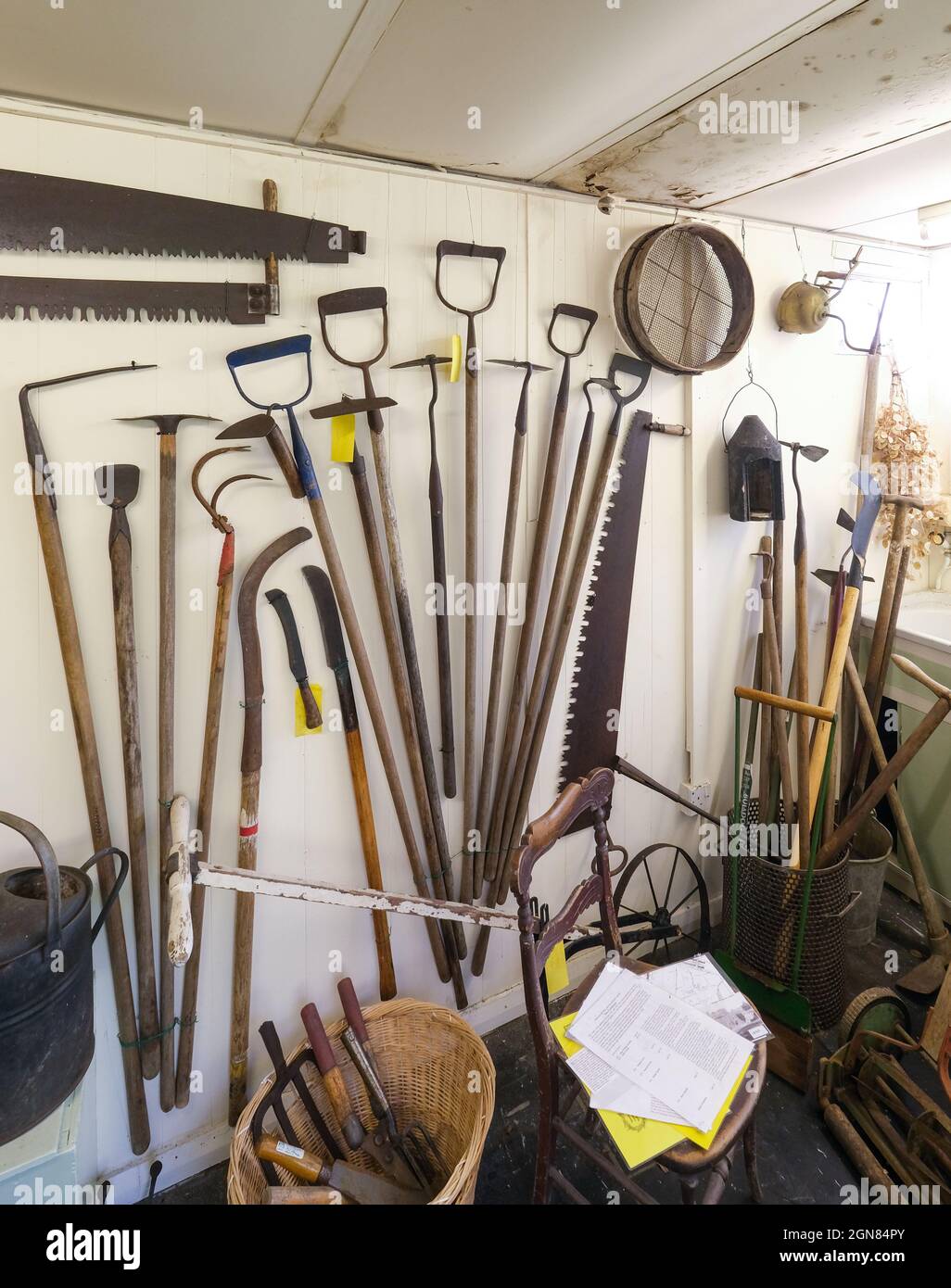 Innenansicht des Gardening Tools Museum, Meersbrook Park, Sheffield. Stockfoto