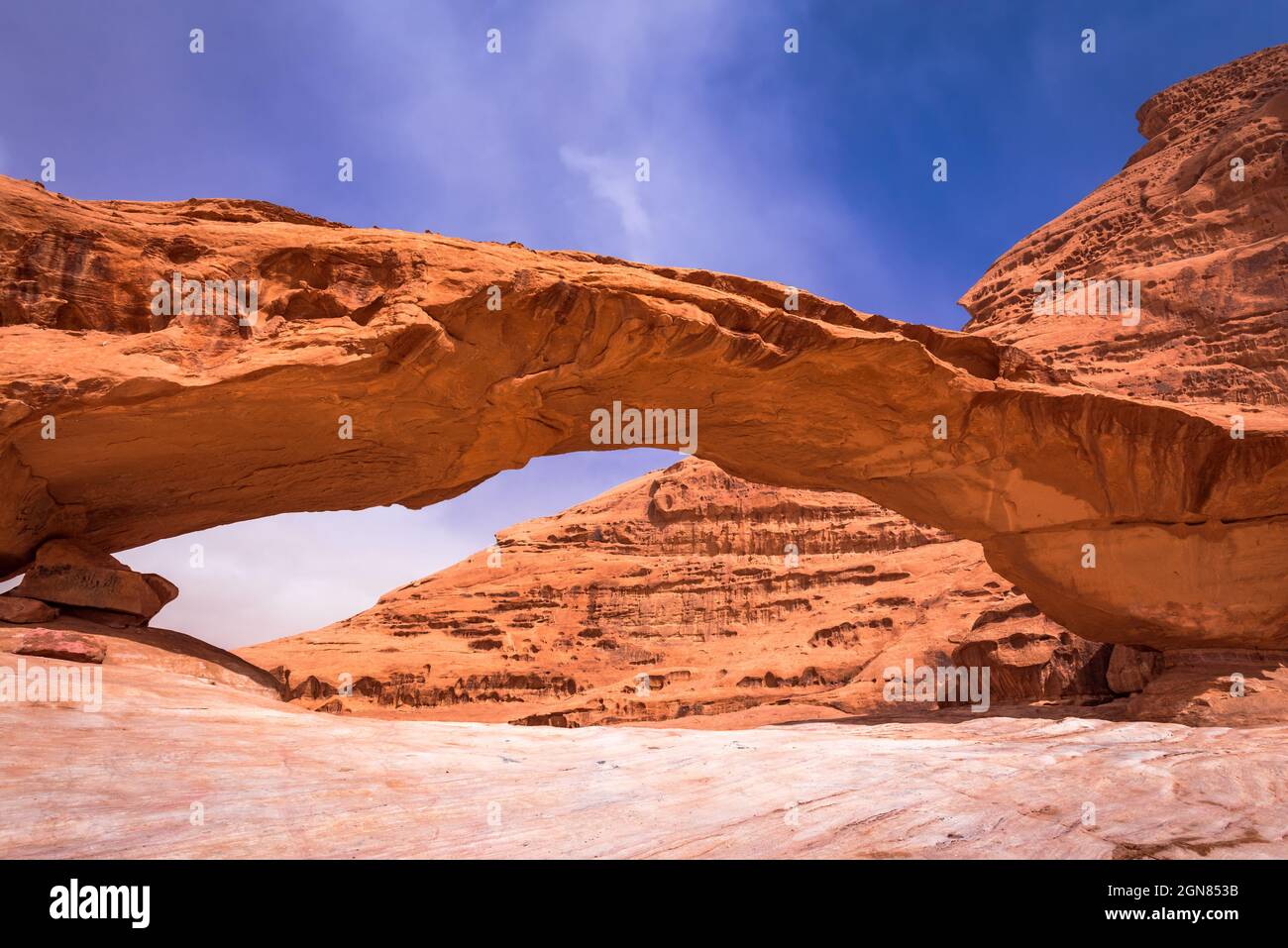 Wadi Rum, Jordanien. Kharaz Felsbrücke Weltwunder im Tal des Mondes von Arabien Wüste. Stockfoto