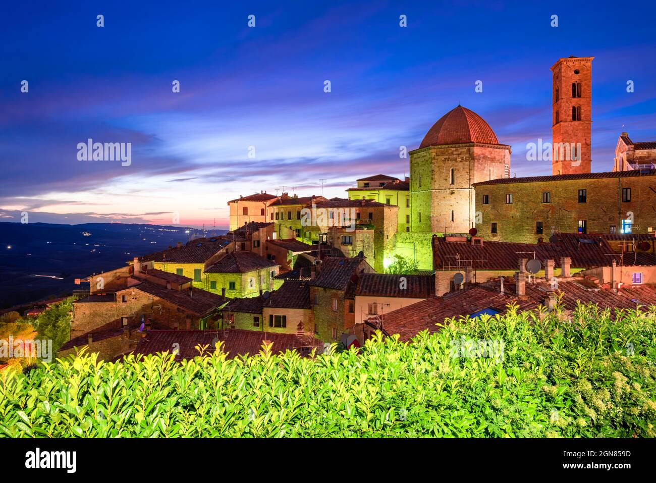 Volterra, Toskana. Panoramablick auf Volterra - mittelalterliche toskanische Stadt mit alten Häusern, Türmen und Kirchen in Italien. Stockfoto