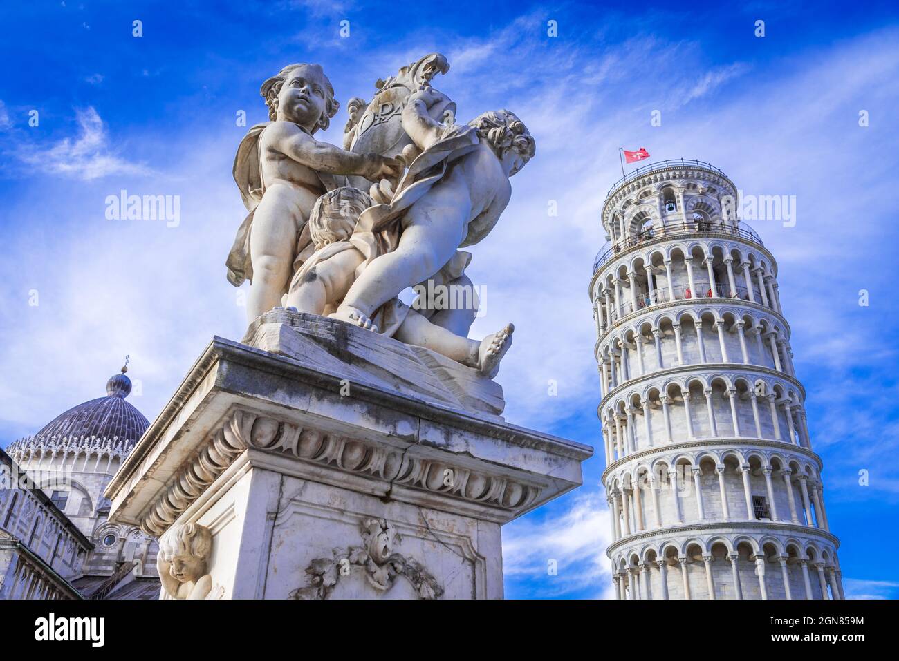 Pisa, Italien. Campo dei Miracoli mit Putti-Brunnen und Schiefer Turm, weltberühmte Attraktion in der Toskana. Stockfoto