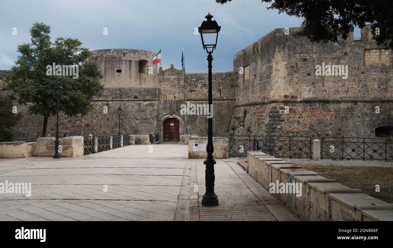 Eine klassische Laterne vor dem Stadtschloss, Castello Svevo Angioino, Manfredonia, Italien Stockfoto