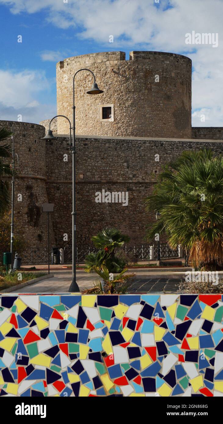 Eine klassische Laterne vor dem Stadtschloss, Castello Svevo Angioino, Manfredonia, Italien Stockfoto