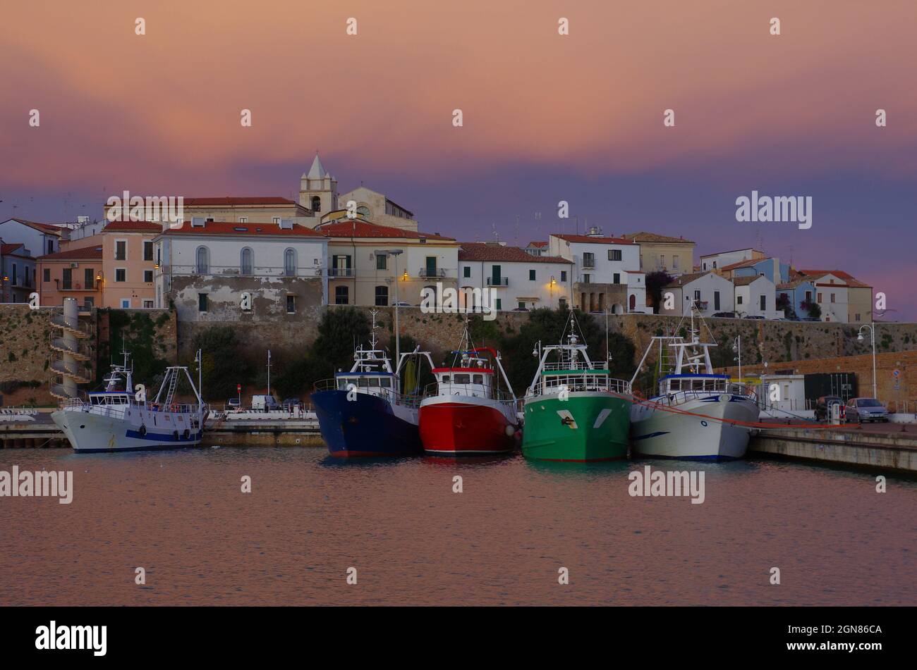 Der Hafen mit Fischerbooten und das alte Dorf, Termoli, Molise, Italien Stockfoto