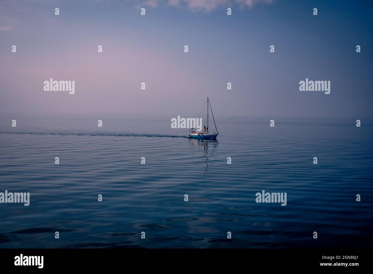 Segelyacht meer allein -Fotos und -Bildmaterial in hoher Auflösung – Alamy