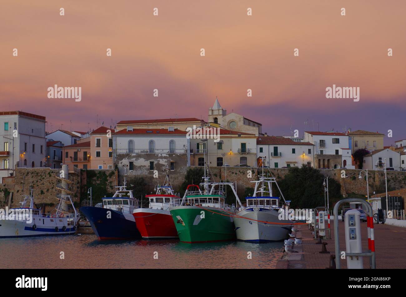 Der Hafen mit Fischerbooten und das alte Dorf, Termoli, Molise, Italien Stockfoto