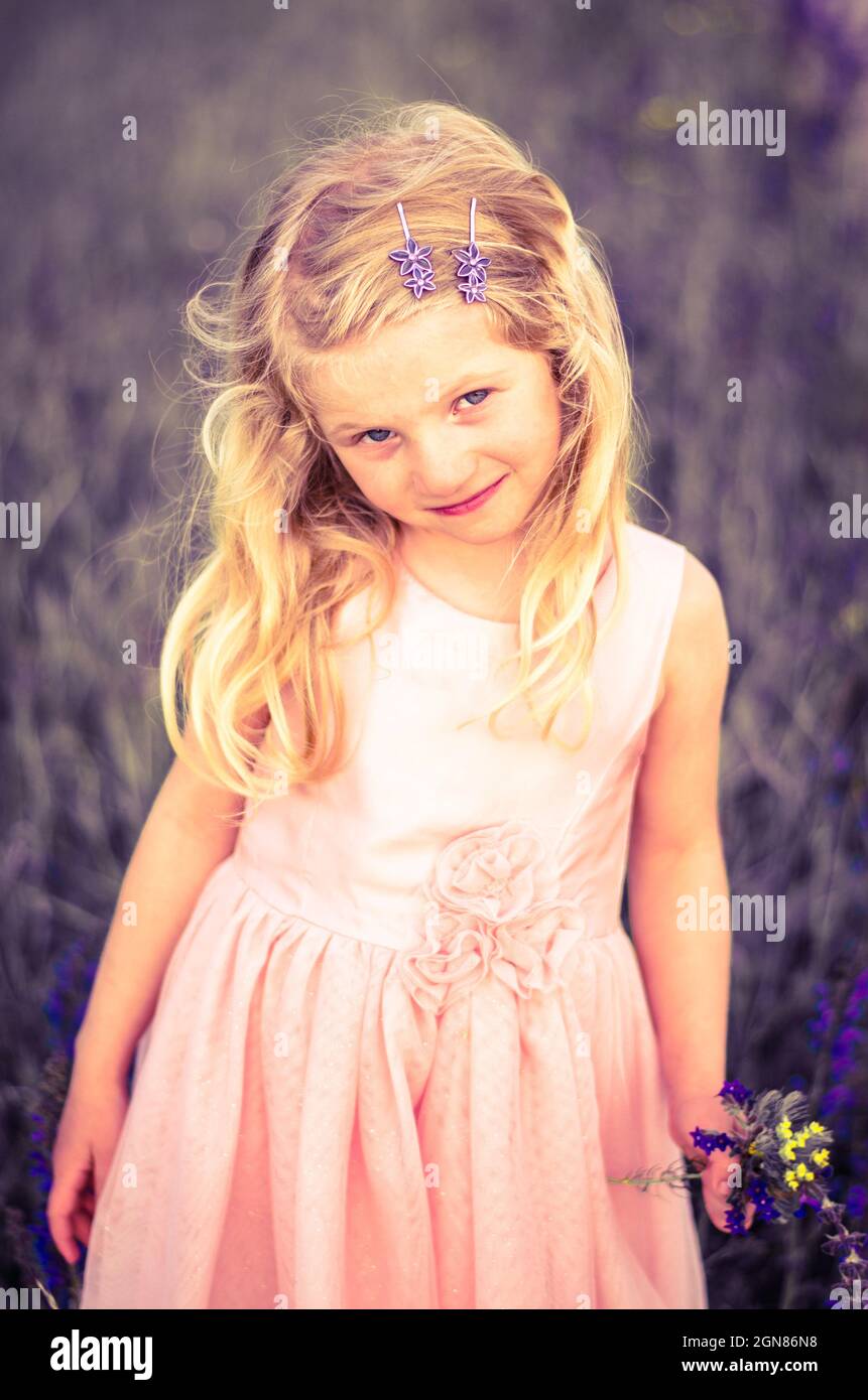engel-im-kleid-fotos-und-bildmaterial-in-hoher-aufl-sung-seite-2
