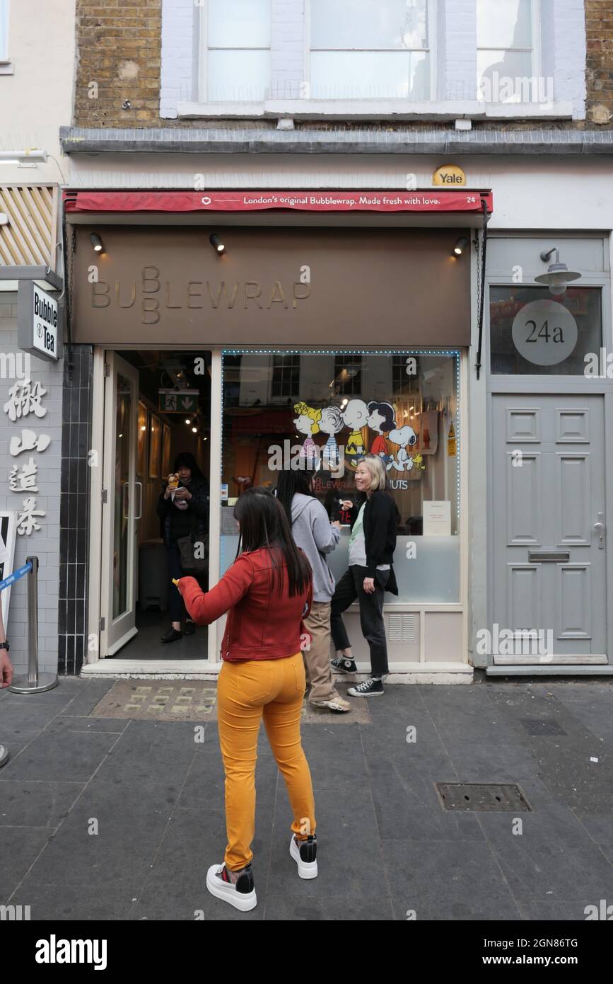 China Town hatte eine sehr herausfordernde 18 Monate mit Lockdowns verringerten Handel und Rassismus . Die Gerrard Street ist endlich wieder geöffnet und bietet nun Restaurants, Einkaufsmöglichkeiten und Bubble Tees und vieles mehr. Schließlich können sich Einheimische und Touristen hinsetzen und eine Mahlzeit genießen und die Atmosphäre genießen. Eine Rückkehr zu den pandemischen Handelsniveaus ist für alle Trader, die sich zum Überleben hingezögert haben, von größter Bedeutung ... Stockfoto