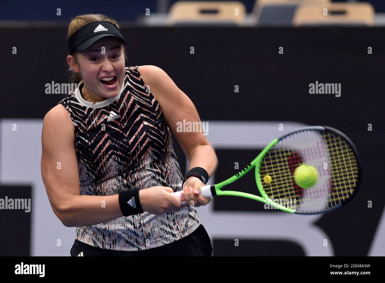 Ostrava, Tschechische Republik. September 2021. Jelena Ostapenko aus Lettland gibt einen Schuss an Maria Sakkari aus Griechenland während des J&T Banka Ostrava Open 2021 Frauen-WTA-Hallenturniers in Ostrava, Tschechische Republik, 23. September 2021 zurück. Kredit: Jaroslav Ozana/CTK Foto/Alamy Live Nachrichten Stockfoto
