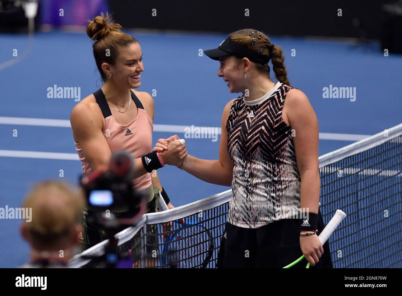 Ostrava, Tschechische Republik. September 2021. Maria Sakkari aus Griechenland, links, und Jelena Ostapenko aus Lettland während des J&T Banka Ostrava Open 2021 Frauen-WTA-Hallenturniers in Ostrava, Tschechische Republik, 23. September 2021. Kredit: Jaroslav Ozana/CTK Foto/Alamy Live Nachrichten Stockfoto