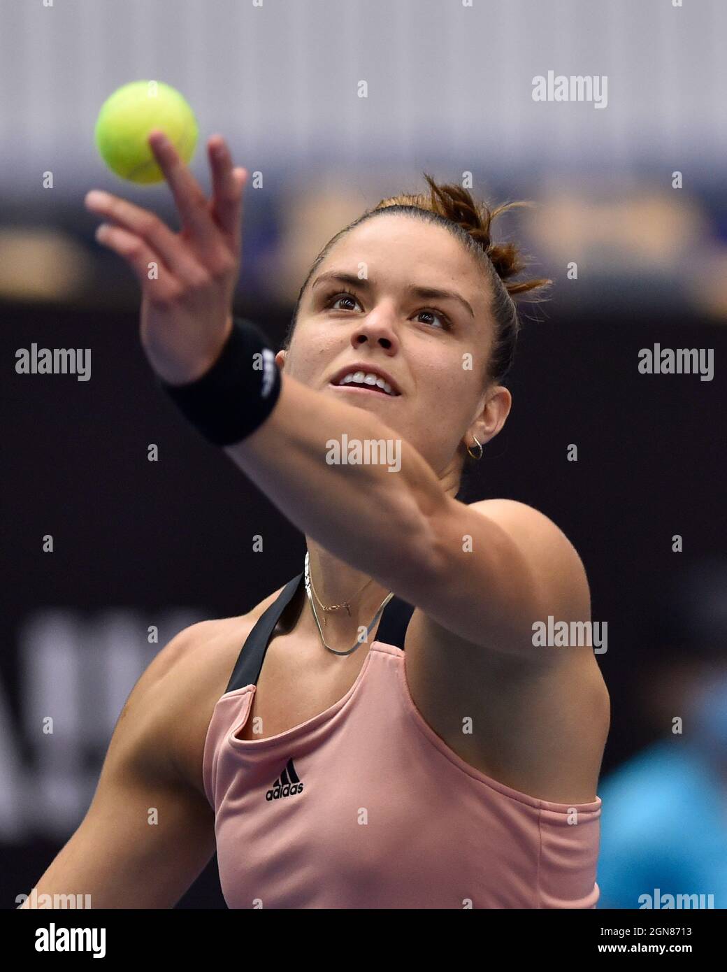 Ostrava, Tschechische Republik. September 2021. Maria Sakkari aus Griechenland steht dem lettischen Jelena Ostapenko während des J&T Banka Ostrava Open 2021 Frauen-WTA-Hallenturniers in Ostrava, Tschechische Republik, am 23. September 2021 zur Verfügung. Kredit: Jaroslav Ozana/CTK Foto/Alamy Live Nachrichten Stockfoto