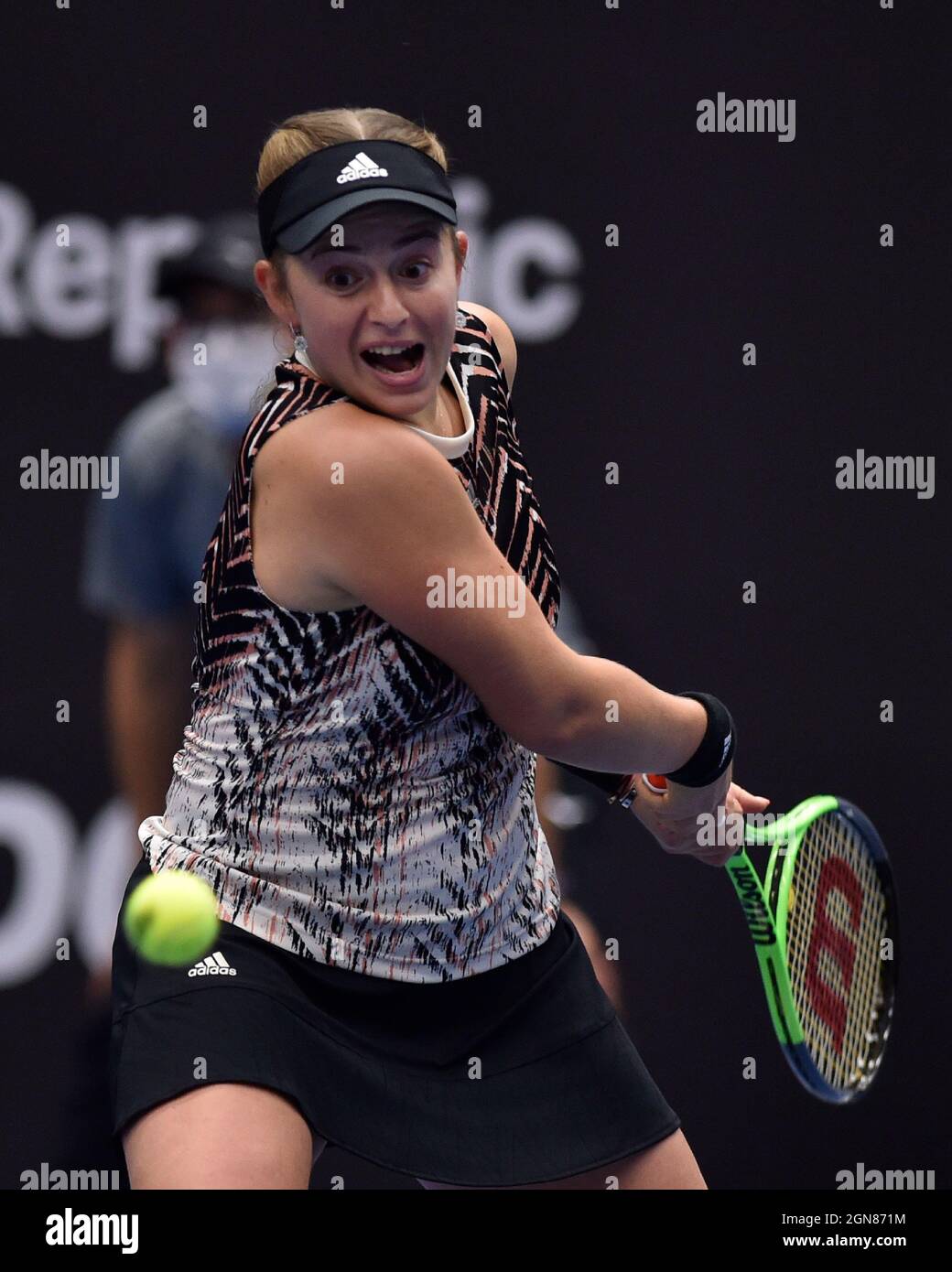 Ostrava, Tschechische Republik. September 2021. Jelena Ostapenko aus Lettland gibt einen Schuss an Maria Sakkari aus Griechenland während des J&T Banka Ostrava Open 2021 Frauen-WTA-Hallenturniers in Ostrava, Tschechische Republik, 23. September 2021 zurück. Kredit: Jaroslav Ozana/CTK Foto/Alamy Live Nachrichten Stockfoto