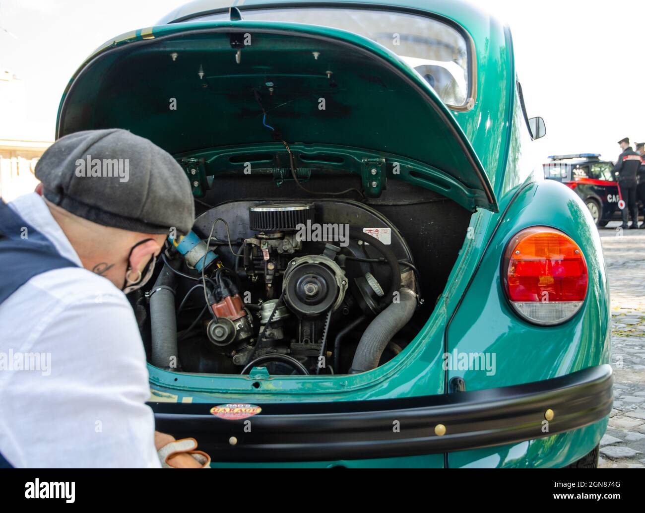 Rom, Italien. April 2021. Der Motor eines Volkswagen Beetle 1303. Der Käfer ist sicherlich das bekannteste deutsche Auto der Welt Stockfoto