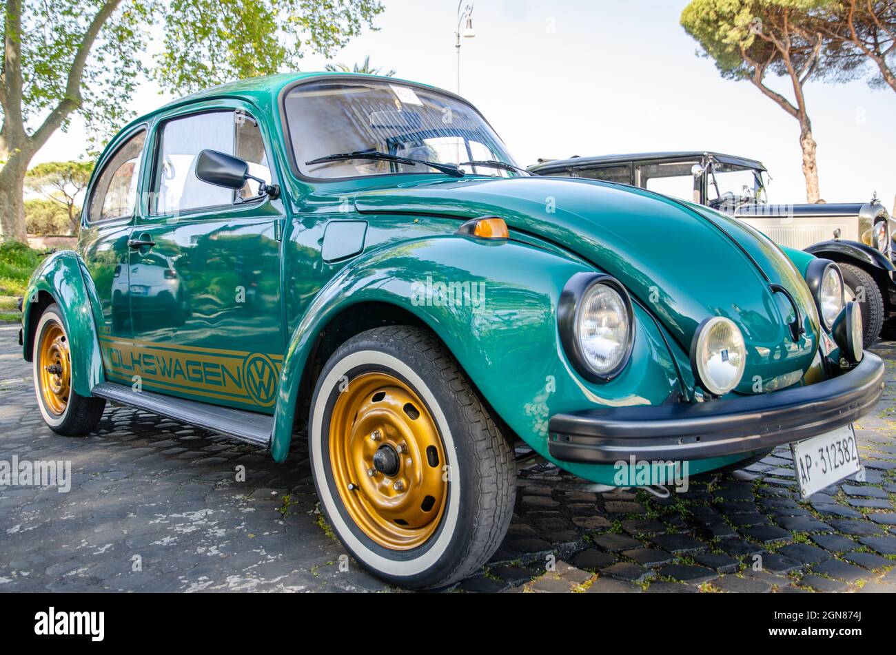 Rom, Italien. April 2021. Volkswagen Beetle 1303 grün. Ikonisches Symbol einer Generation. Der Käfer ist das bekannteste deutsche Auto der Welt Stockfoto