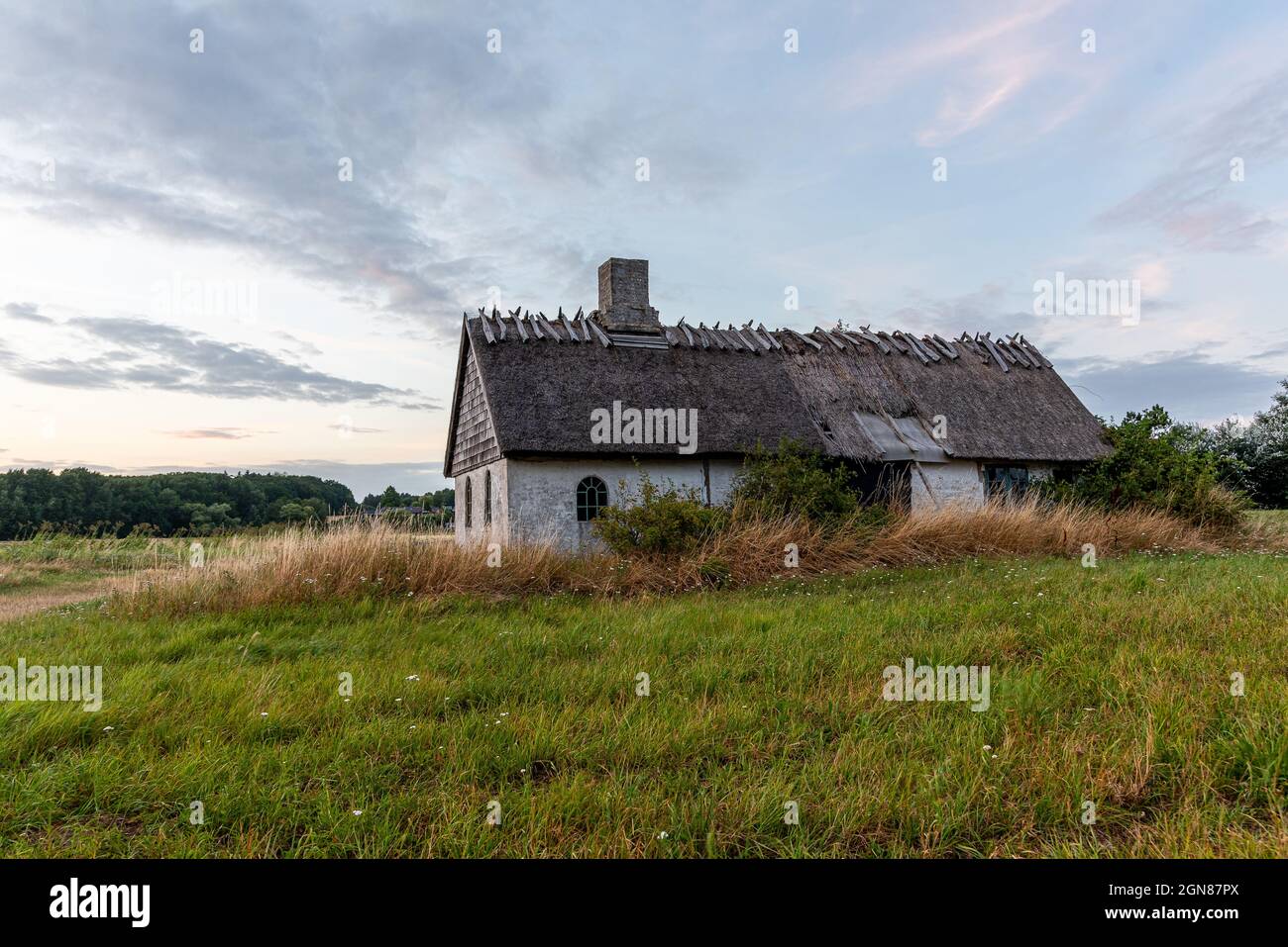 Ein altes verlassene Haus mit Reetdach, einsam in der Nähe des Meeres in Bisserup, Dänemark, 8. August 2021 Stockfoto