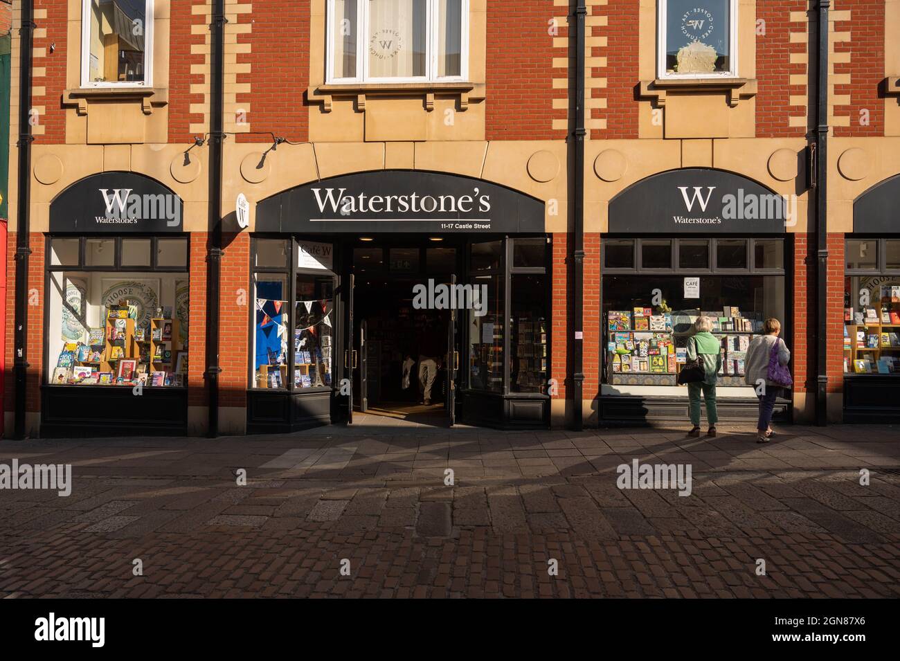 Eintritt zum Waterstones Buchladen im Stadtzentrum von Norwich mit Schaufensterbummel Stockfoto