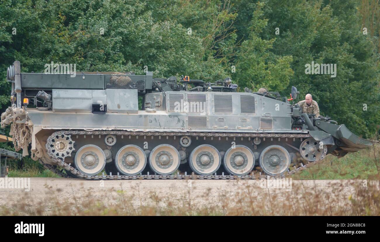 British Army Challenger Armored Repair and Recovery Vehicle (CRARRV) von der REME auf einer militärischen Trainingsübung, salisbury Ebene wiltshire UK Stockfoto