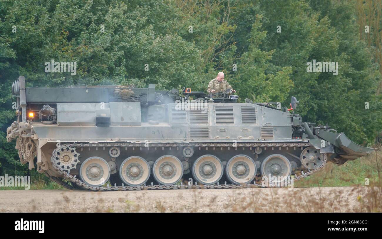 British Army Challenger Armored Repair and Recovery Vehicle (CRARRV) von der REME auf einer militärischen Trainingsübung, salisbury Ebene wiltshire UK Stockfoto