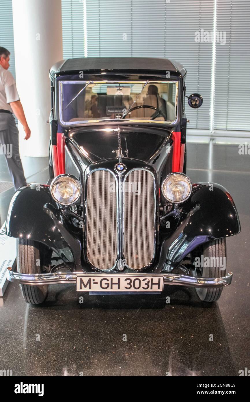 Ein 1933 BMW 303 im Showroom des BMW Museums. Vorderansicht. Deutschland, München - 27. April 2011 Stockfoto