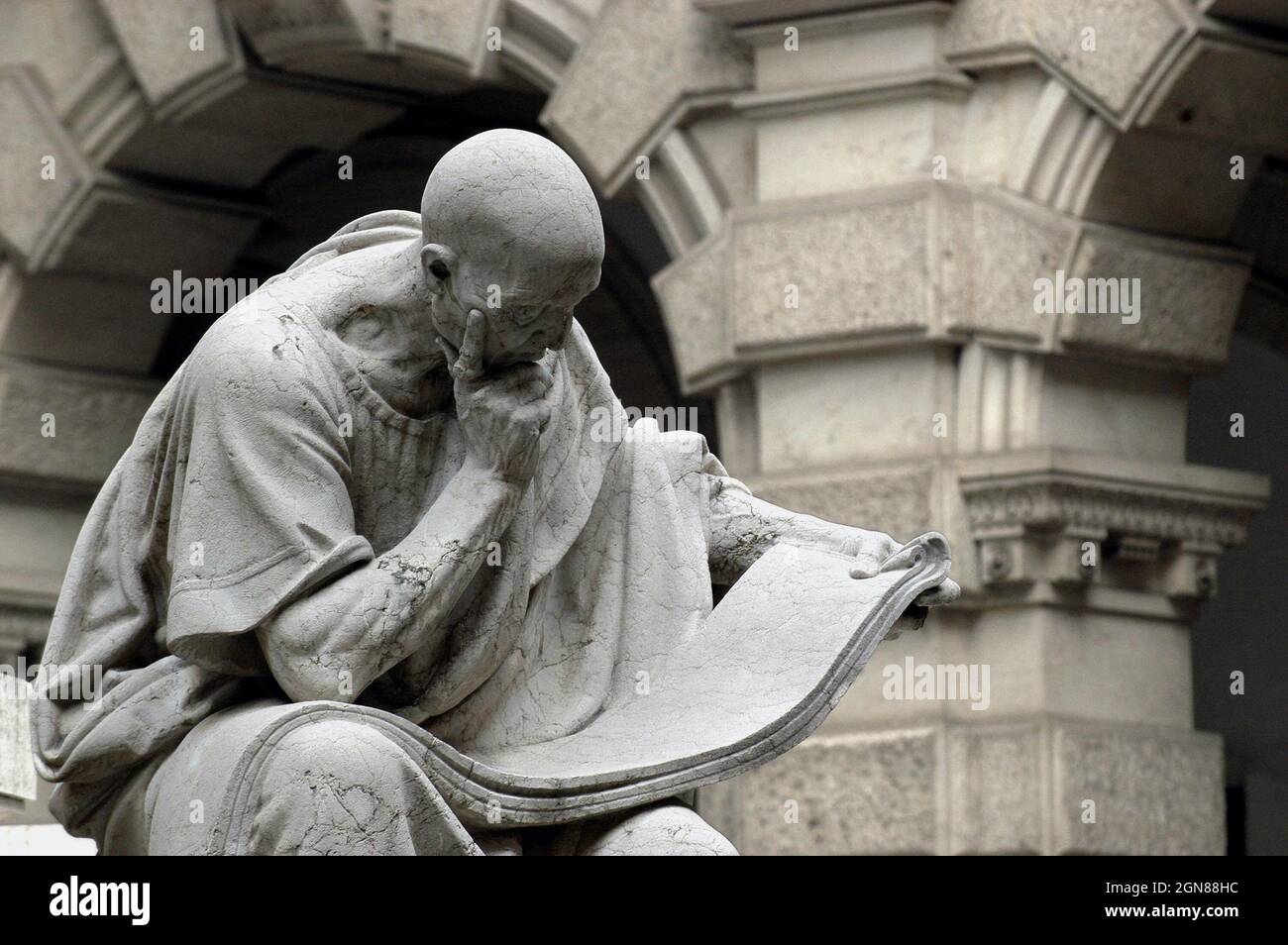 Rom Italien, 11/01/2005: Statuen antiker Juristen sind im Innenhof des Justizpalastes, dem Sitz des Obersten Gerichtshofs in Rom, zu sehen. ©Andrea Sabbadini Stockfoto