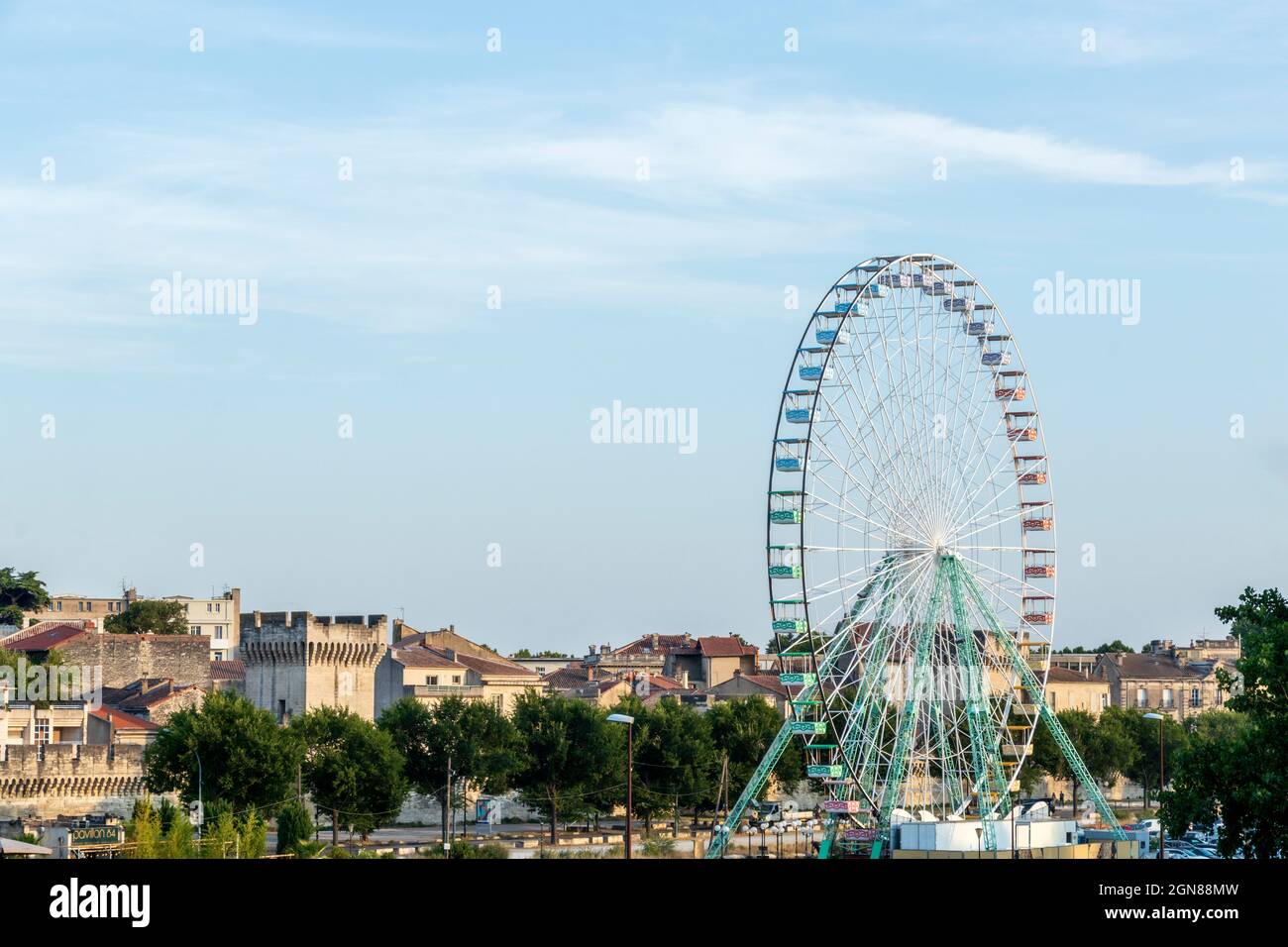 Avignon, Frankreich - Juli, 2021 : Riesenrad oder Panoramarad in Avignon mit historischem Denkmal im Hintergrund, mittelalterliche Stadtmauern mit Stockfoto