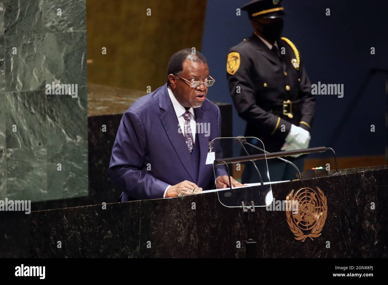 Der Präsident Namibias, Hage Geingob, spricht auf der 76. Sitzung der Generalversammlung der Vereinten Nationen (UNGA) am 23. September 2021 im UN-Hauptquartier in New York City. Die diesjährige Veranstaltung, die aufgrund der Covid-19-Beschränkungen verkürzt wurde, wird die globalen Probleme des Niederwerssens der Covid-19-Pandemie und der Wiederbelebung der globalen Wirtschaft nach der Pandemie beleuchten. Foto von Spencer Platt/Pool/ABACAPRESS.COM Stockfoto