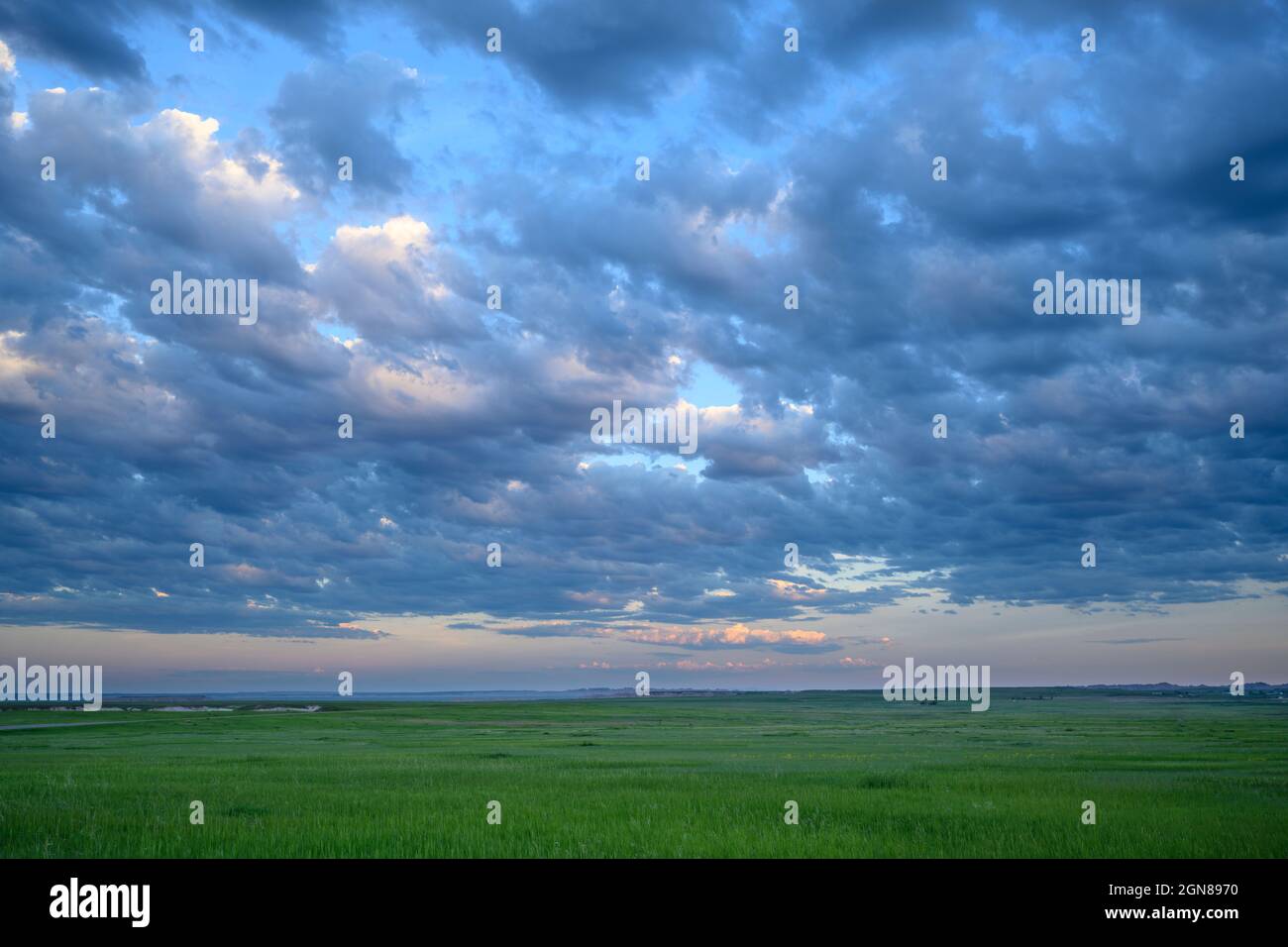 Stratocumulus Wolken über der Präriegrasfläche des Badlands National Park in South Dakota. Stockfoto