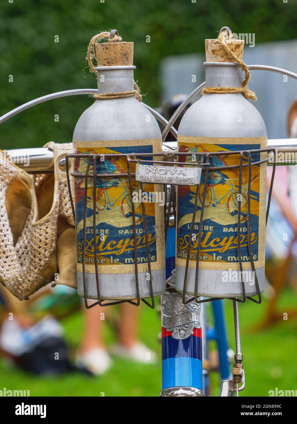 Vintage Alcyon Fahrradflaschen beim Goodwood Revival 2021, West Sussex, großbritannien Stockfoto
