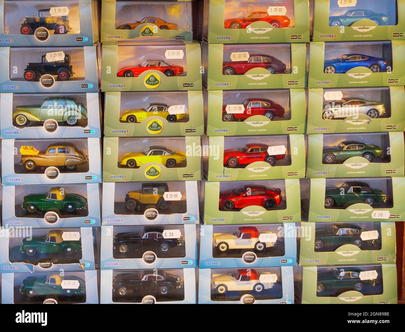 Ausstellung von Modellautos beim Goodwood Revival 2021, West Sussex, großbritannien Stockfoto