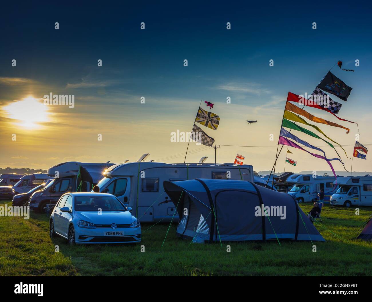 Campingplatz bei Sonnenuntergang beim Goodwood Revival 2021, West Sussex, großbritannien Stockfoto