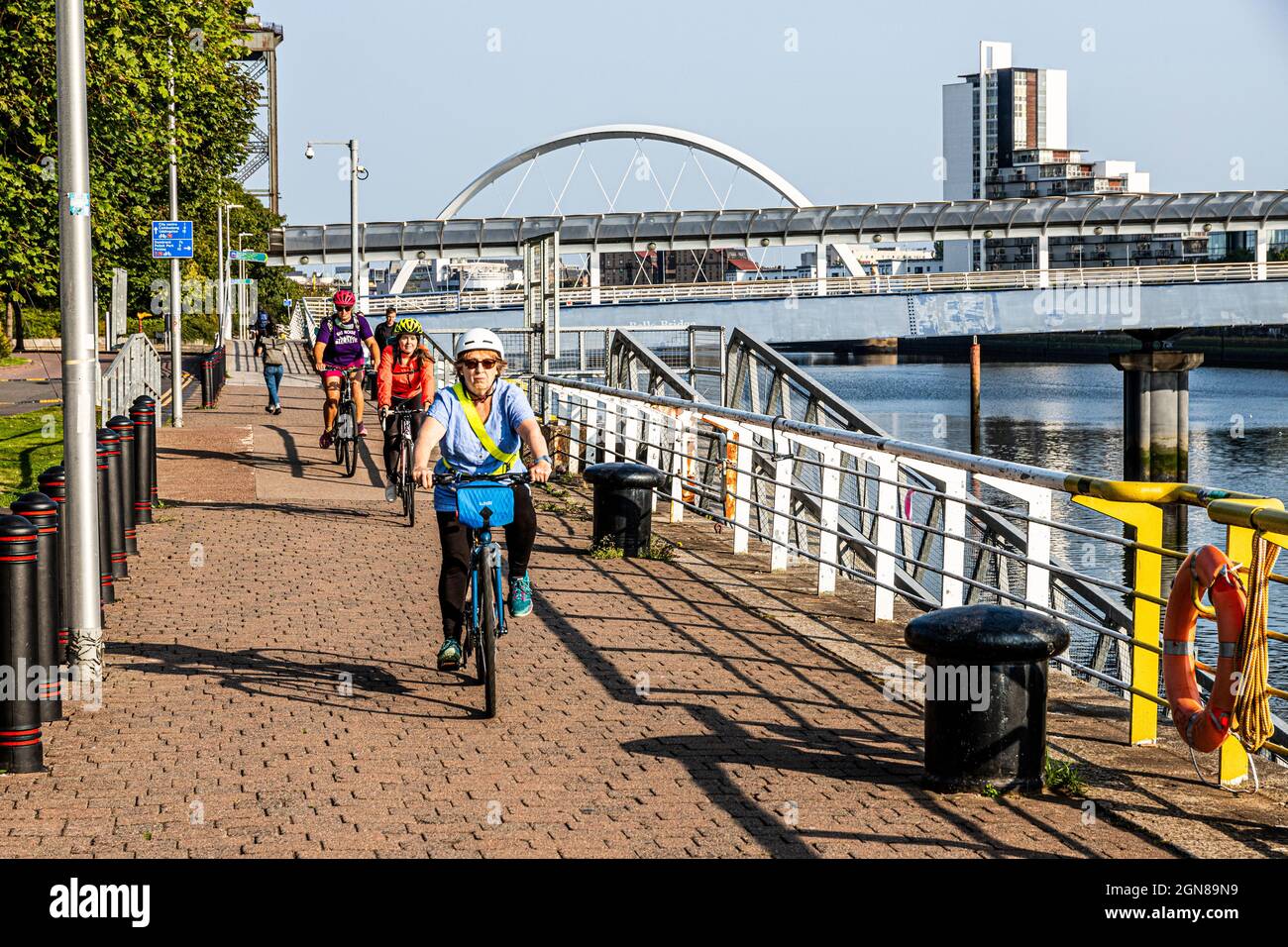 Radfahrer neben dem Scottish Event Campus SEC vor der Bells Bridge über den Fluss Clyde in Glasgow, Schottland, Großbritannien Stockfoto