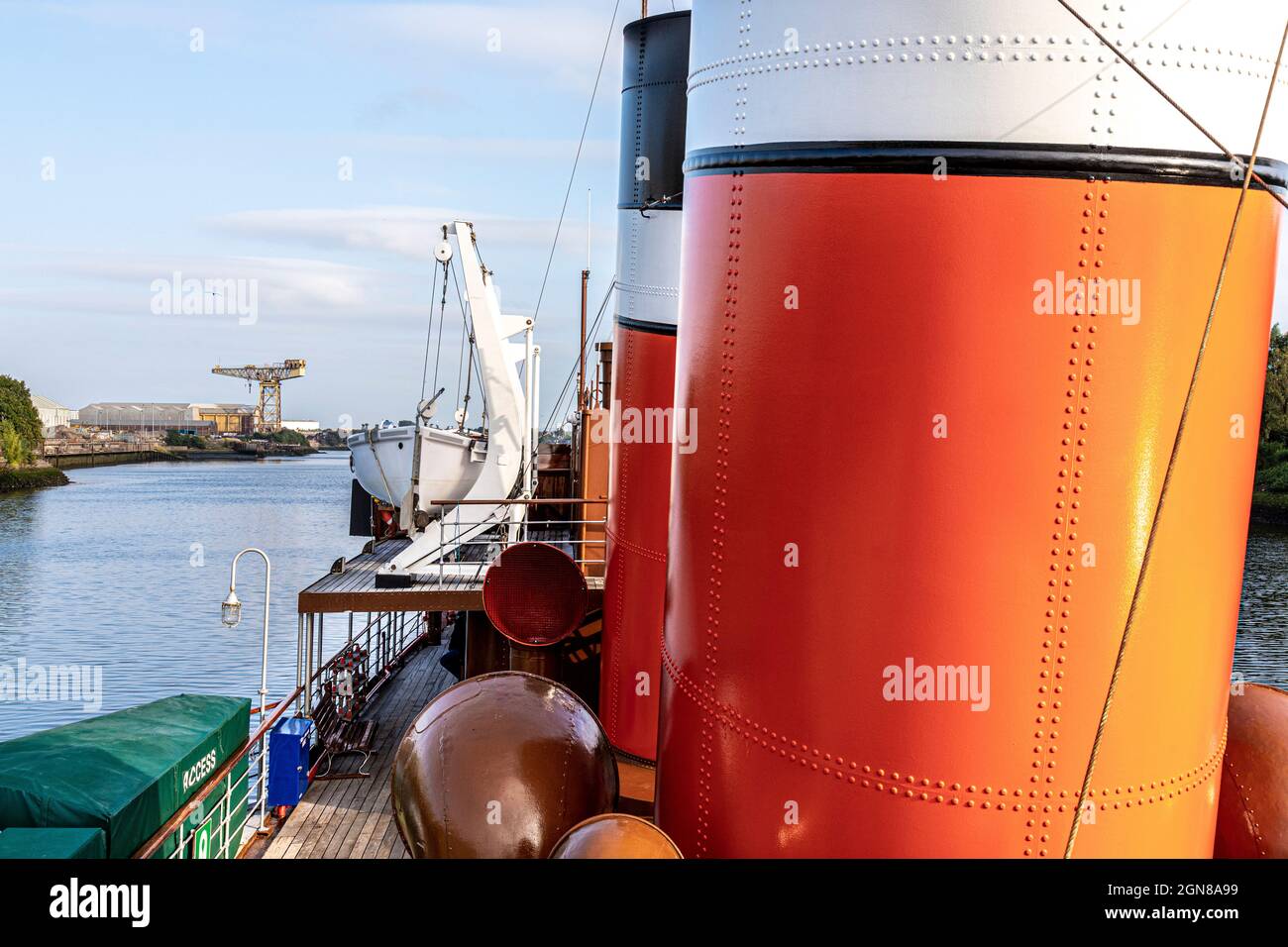 Annäherung an den Barclay Curle Crane (einen ausgenutzten Titan- oder riesigen Freischwinger-Kran) auf der Barclay Curle Werft in Whiteinch am Ufer des Clyde Stockfoto