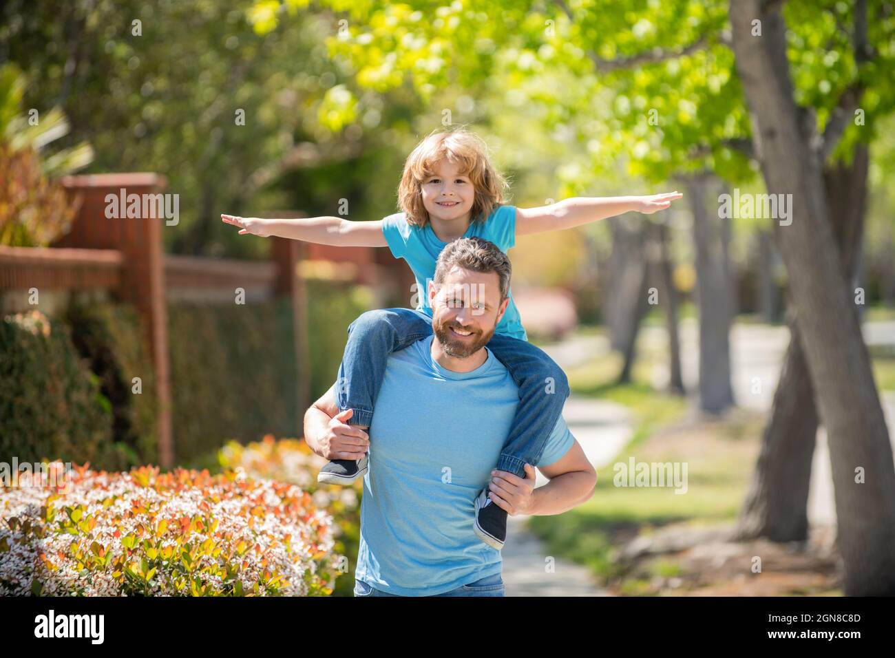 Glücklicher Vater mit Kind zusammen im Park entspannen, Zweisamkeit Stockfoto