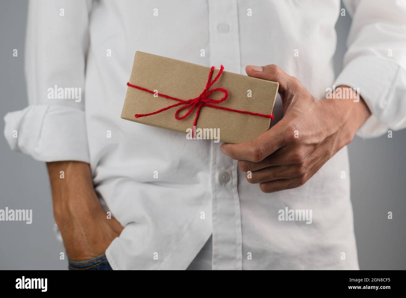 Hand halten Geschenk-Box, Neujahr Geschenk-Box, Weihnachten Geschenk-Box, Kopierer Raum. Weihnachten, Jahr, Geburtstagskonzept. Stockfoto