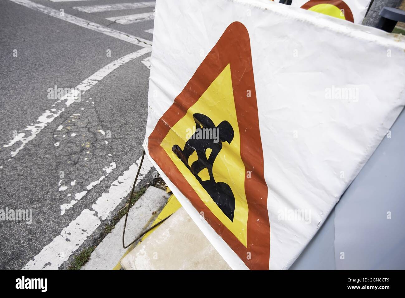 Detail der Informationen Schild auf der Straße, Arbeiten und Verbesserungen, Vorsicht Stockfoto