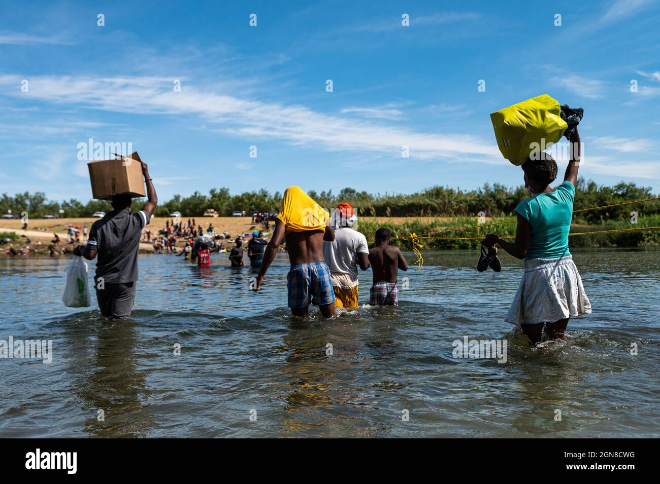 Acuna, Coahuila De Zaragoza, Mexiko. September 2021. Migranten reisen von Mexiko in die USA hin und her.derzeit leben über 12,000 Migranten unter einer Brücke in Del Rio, Texas, sammeln aber Vorräte, wie Lebensmittel, aus Mexiko. (Bild: © Raquel Natalicchio/ZUMA Press Wire) Stockfoto