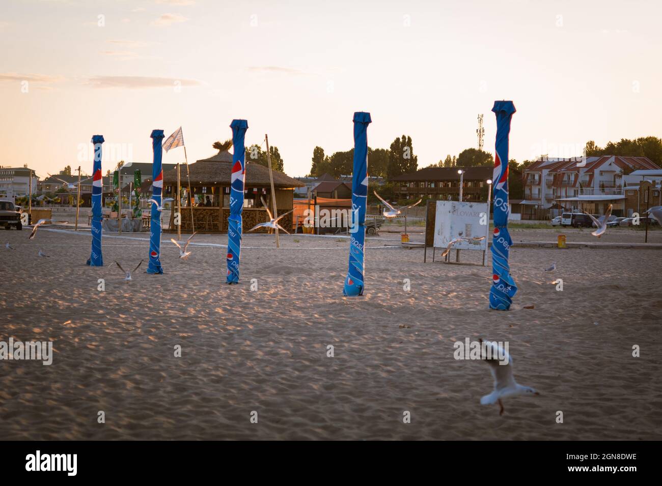 Zatoka, Odessa, Ukraine - 3. September 2021: Pepsi-Cola-Schirme am Strand des Schwarzen Meeres bei Sonnenuntergang gesammelt Stockfoto