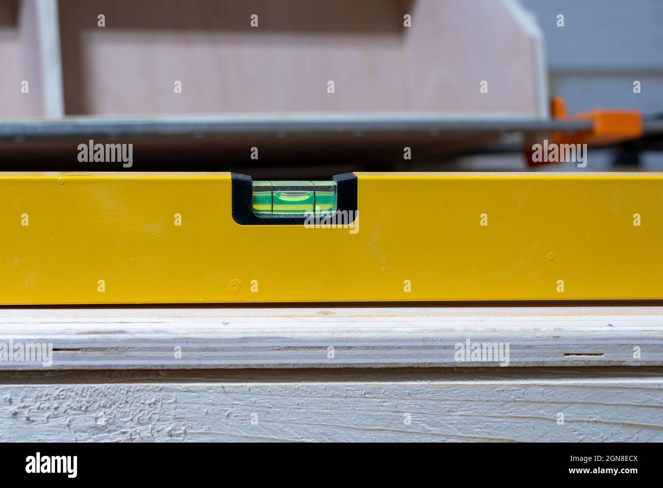 Prüfung der Tischler der Fremdfirmen mit Blasenbenzin, um zu überprüfen, ob die Werkbank richtig und flach ist Stockfoto