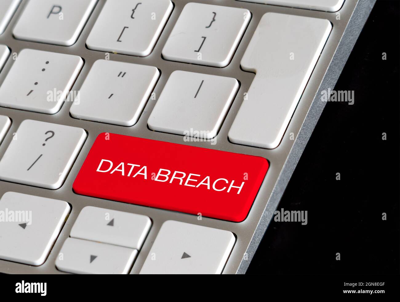 Sicherheitskonzept Datenverstoß Schlüssel auf Computer-Tastatur Cyber-Angriff Diebstahl von Daten über Sicherheitslücken auf Computer-Software Stockfoto