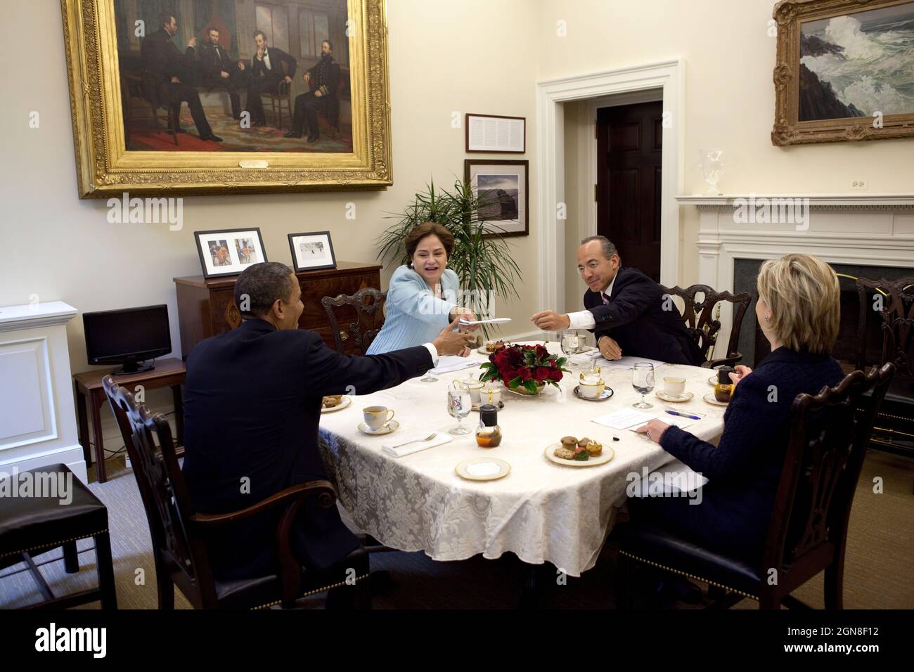 Präsident Barack Obama, Außenministerin Hillary Rodham Clinton, mexikanischer Präsident, Philip Calderón und mexikanische Außenministerin Patricia Espinosa halten am 19. Mai 2010 ein bilaterales Treffen im privaten Speisesaal des Weißen Hauses ab. (Offizielles Foto des Weißen Hauses von Pete Souza) Dieses offizielle Foto des Weißen Hauses wird nur zur Veröffentlichung durch Nachrichtenorganisationen und/oder zum persönlichen Druck durch die Betreffzeile(en) des Fotos zur Verfügung gestellt. Das Foto darf in keiner Weise manipuliert werden und darf nicht in kommerziellen oder politischen Materialien, Werbung, E-Mails, Produkten oder Werbeaktionen verwendet werden Stockfoto