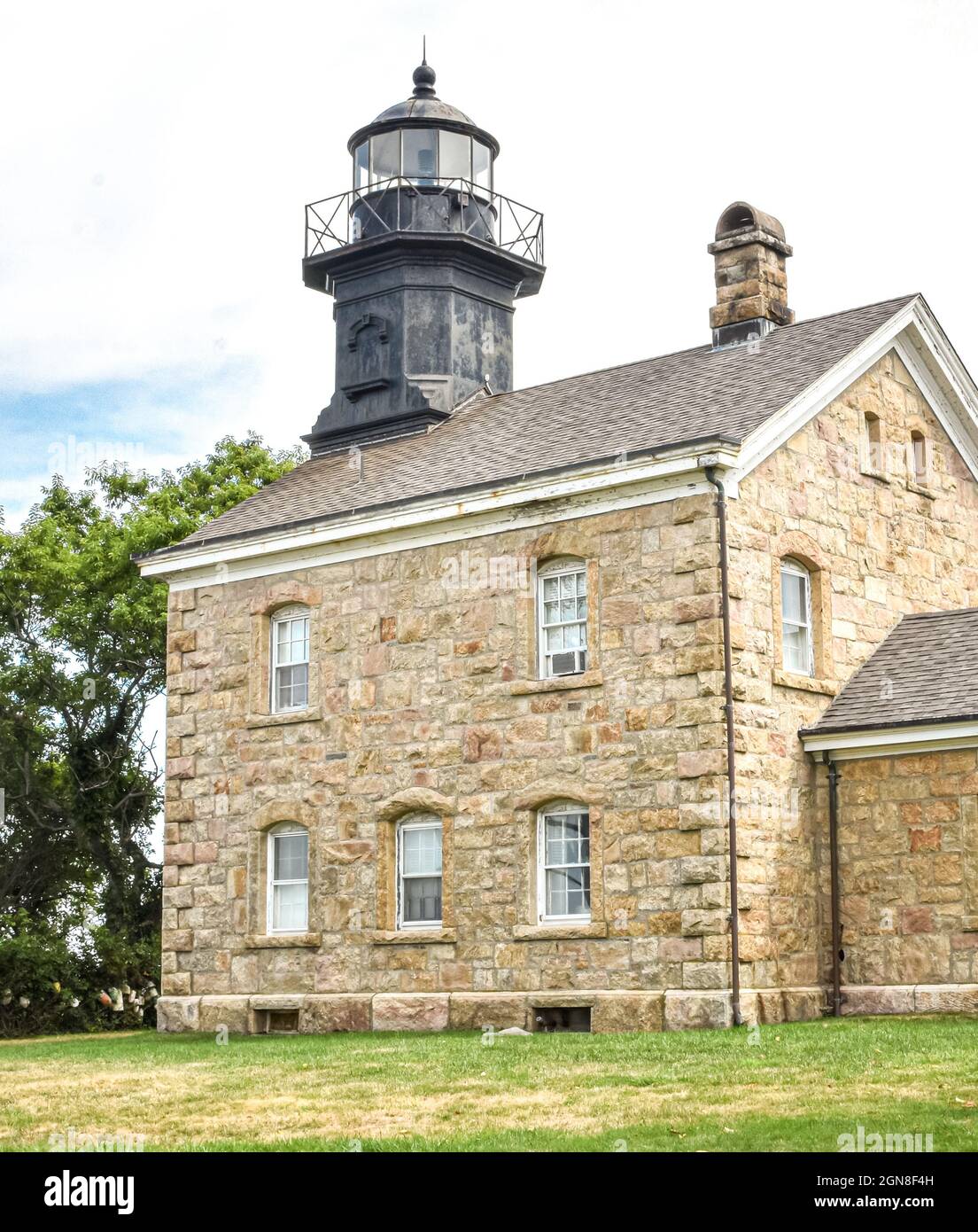Der Old Field Point Lighthouse, erbaut 1823, schützte Schiffe, die auf Long Island Sound unterwegs waren. Stockfoto