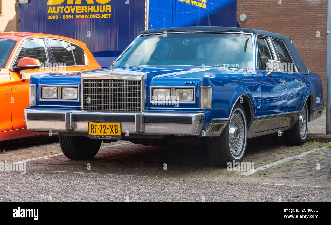 Amsterdam, Nordholland, Niederlande, 12.09.2021, eleganter Oldtimer Lincoln Stadtwagen K6 von 1986 in blauer Farbe, der auf der Straße geparkt ist Stockfoto