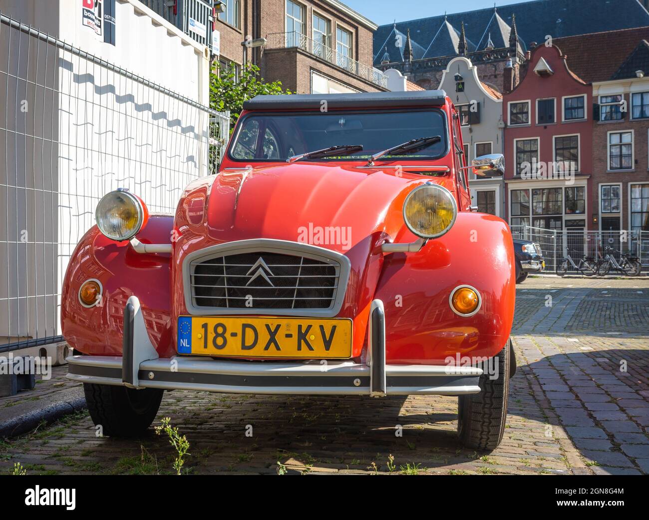 Deventer, Provinz Overijssel, Niederlande, 05.09.2021, Vorderansicht des Retro-Autos, des Autos, des Autos, des Autos, des Autos, des Autos, des Autos, des Autos, des Autos, 2 des Autos, des Autos, des Autos, des Autos, des Autos, des Autos 6 1982 Stockfoto