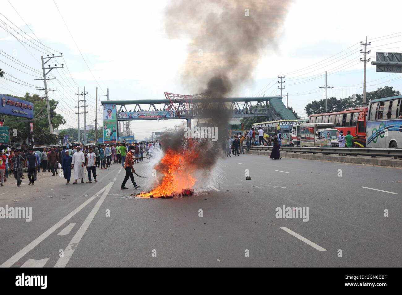 NARAYANGANJ, BANGLADESCH - 23. SEPTEMBER 2021: Mitten auf der Autobahn Dhaka-Chittagong zünden Demonstranten an. Demonstranten singen Slogans während der Stockfoto