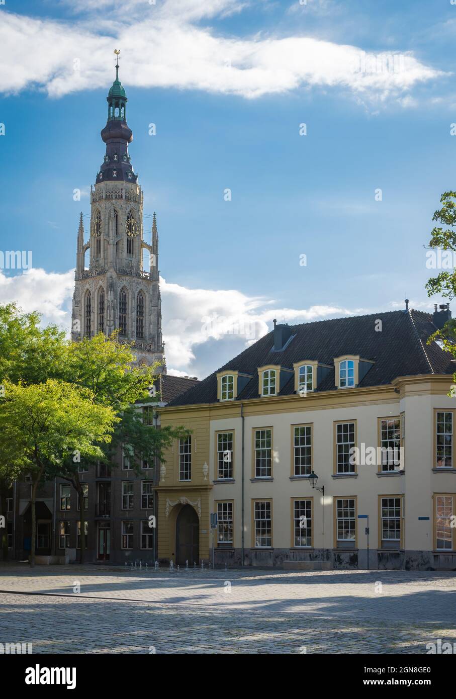 Turm der ikonischen großen Kirche von Breda, Provinz Nordbrabant Stockfoto