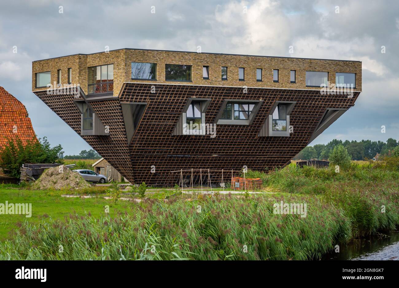 Haus auf dem Kopf in der holländischen Landschaft in der Stadt Hindeloopen, ein Beispiel für ungewöhnliche, experimentelle Architektur Stockfoto