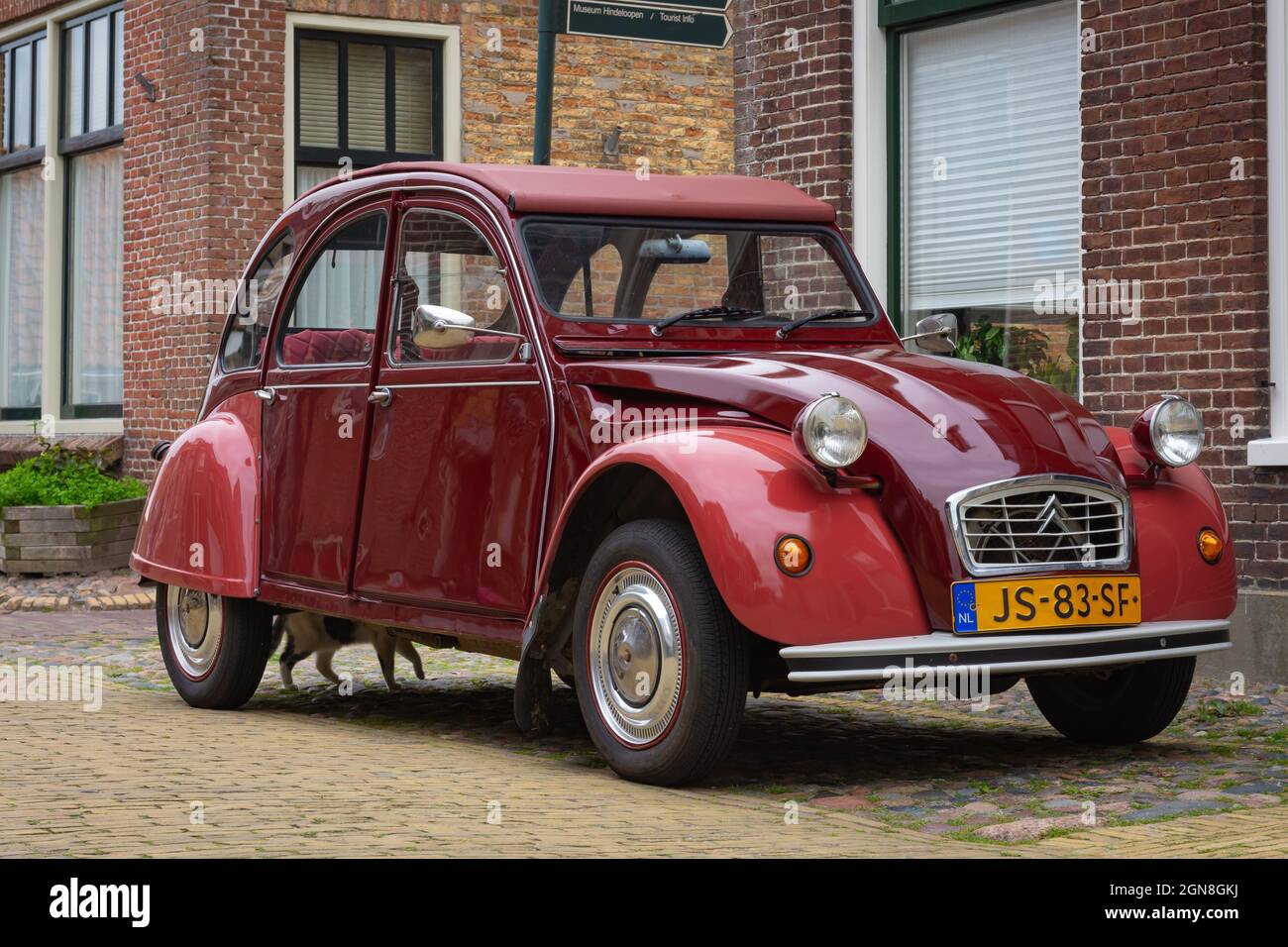 Hindeloopen, Provinz Friesland, Niederlande, 28.08.2021, Roter Oldtimer-Oldtimer-Oldtimer-Oldtimer-Oldtimer-Wagen, der 1983 in die Jahre kam Stockfoto