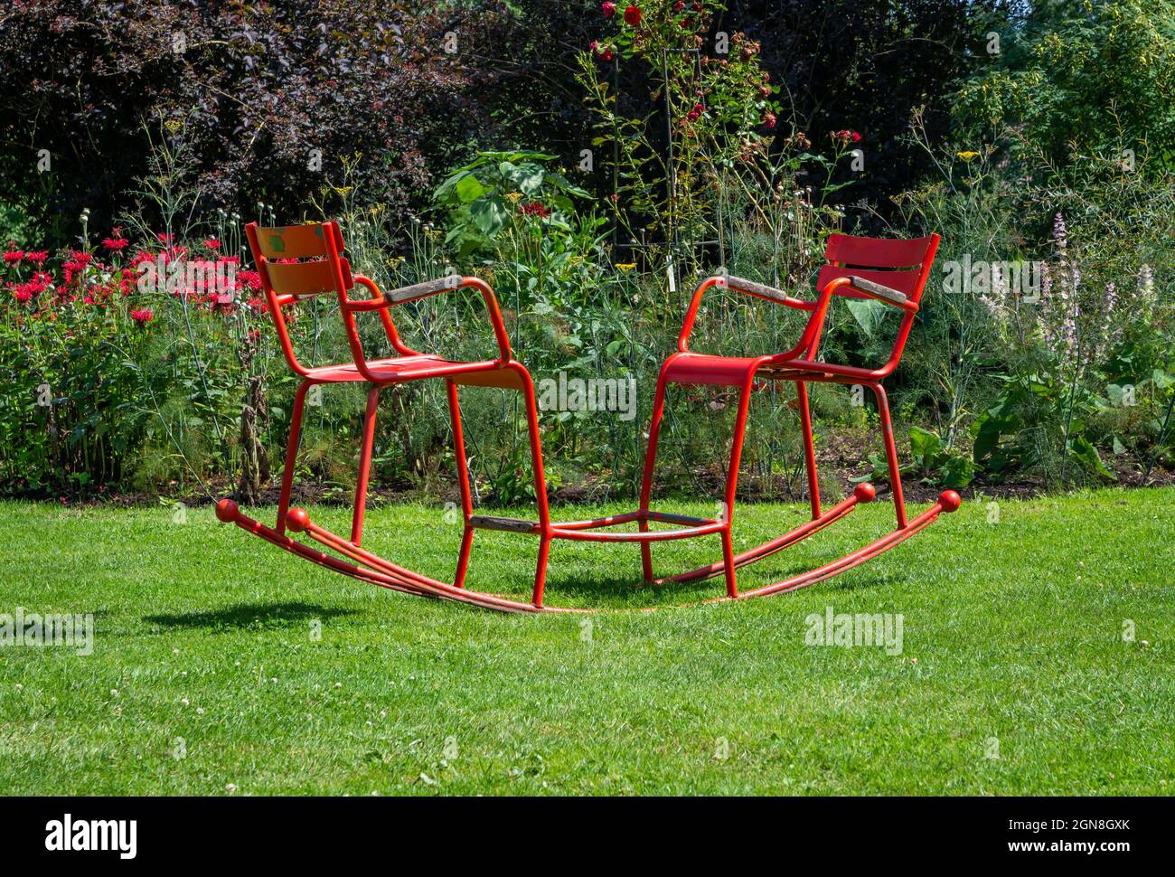 Roter Doppelsitz Schaukelstuhl Wippe in Arboretum Kalmthout, Belgien  Stockfotografie - Alamy