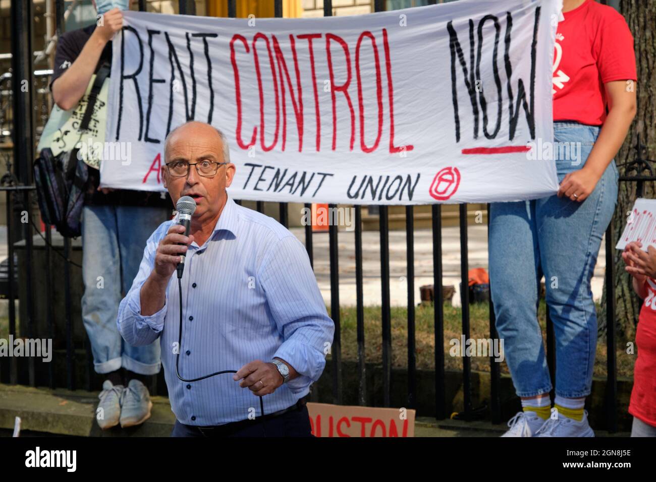 Halifax, Nova Scotia, Kanada. September 2021. Gary Burrill NDP-Führer und MLA für Halifax Chebucto sprechen auf einer von ACORN organisierten Kundgebung vor den Provinzgesetzen zu einem ganztägigen Protest gegen die Entscheidung der Regierung von Houston, die aktuelle Rent Cap, die zu Beginn der Pandemie eingeführt wurde, zu beenden, Und zu fordern, dass der Gesetzgeber die Mietkontrollvorschriften in der Provinz, die wie die meisten im Land mit einem schweren Mangel an bezahlbarem Wohnraum konfrontiert ist, umsetzen muss, eine Situation, die sich in den letzten 19 Monaten verschlechtert hat. Kredit: Meanderingemu/Alamy Live Nachrichten Stockfoto