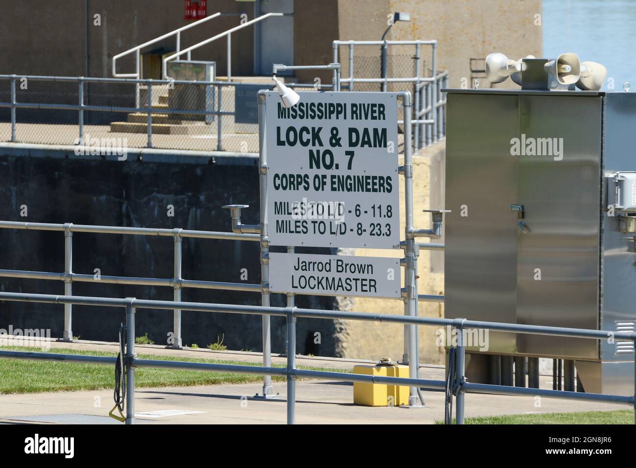 Upper Mississippi River Lock and Dam No, 7. Signieren. Mississippi River Corps of Engineers. La Crescent, Minnesota, USA. In der Nähe von La Crosse, Wisconsin, USA. Stockfoto